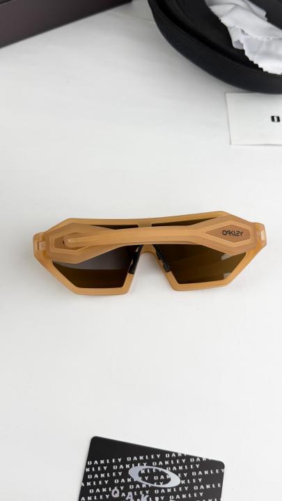 Oakley brown 606