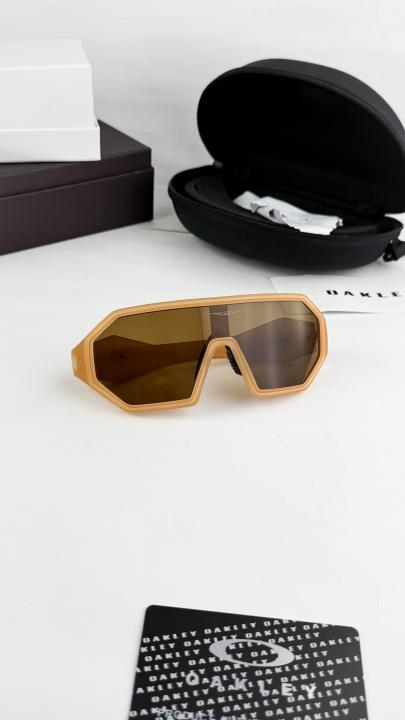 Oakley brown 606