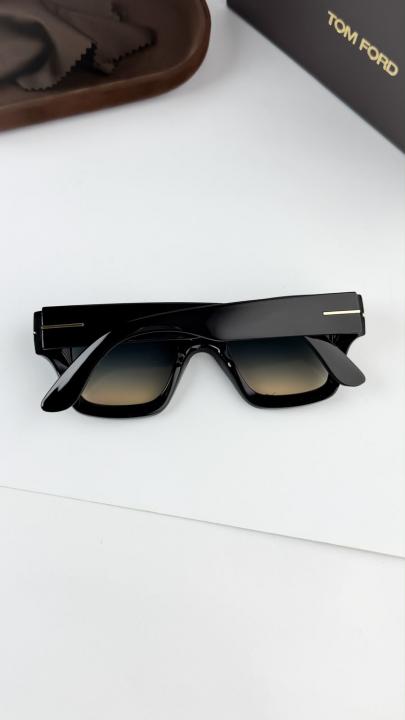 Tomford Gold Black 009