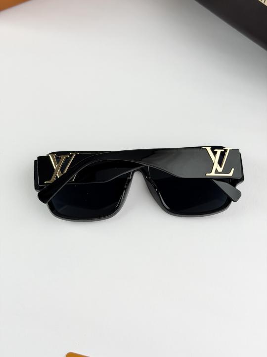 Loui vuitton gold black 2686