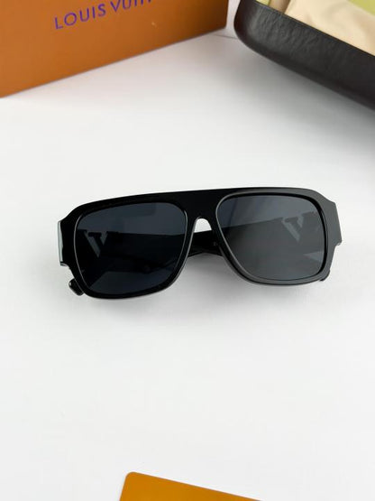 Loui vuitton gold black 2686